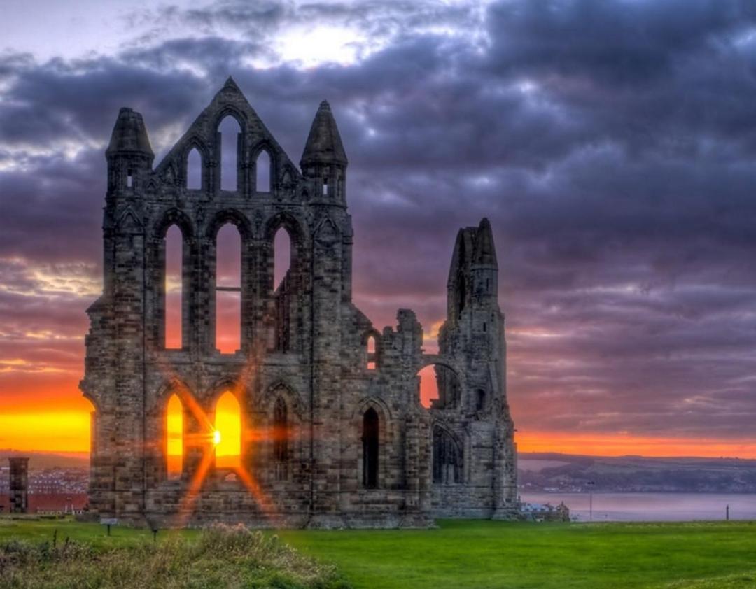 Whitby Central Close To Beach Pier Flowergate Hotel Bagian luar foto