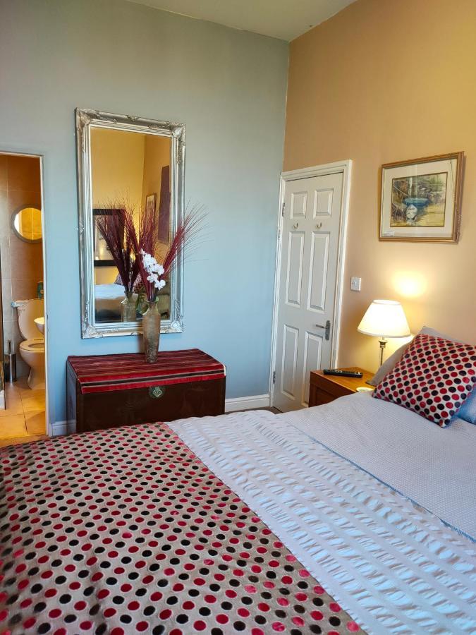 Whitby Central Close To Beach Pier Flowergate Hotel Bagian luar foto
