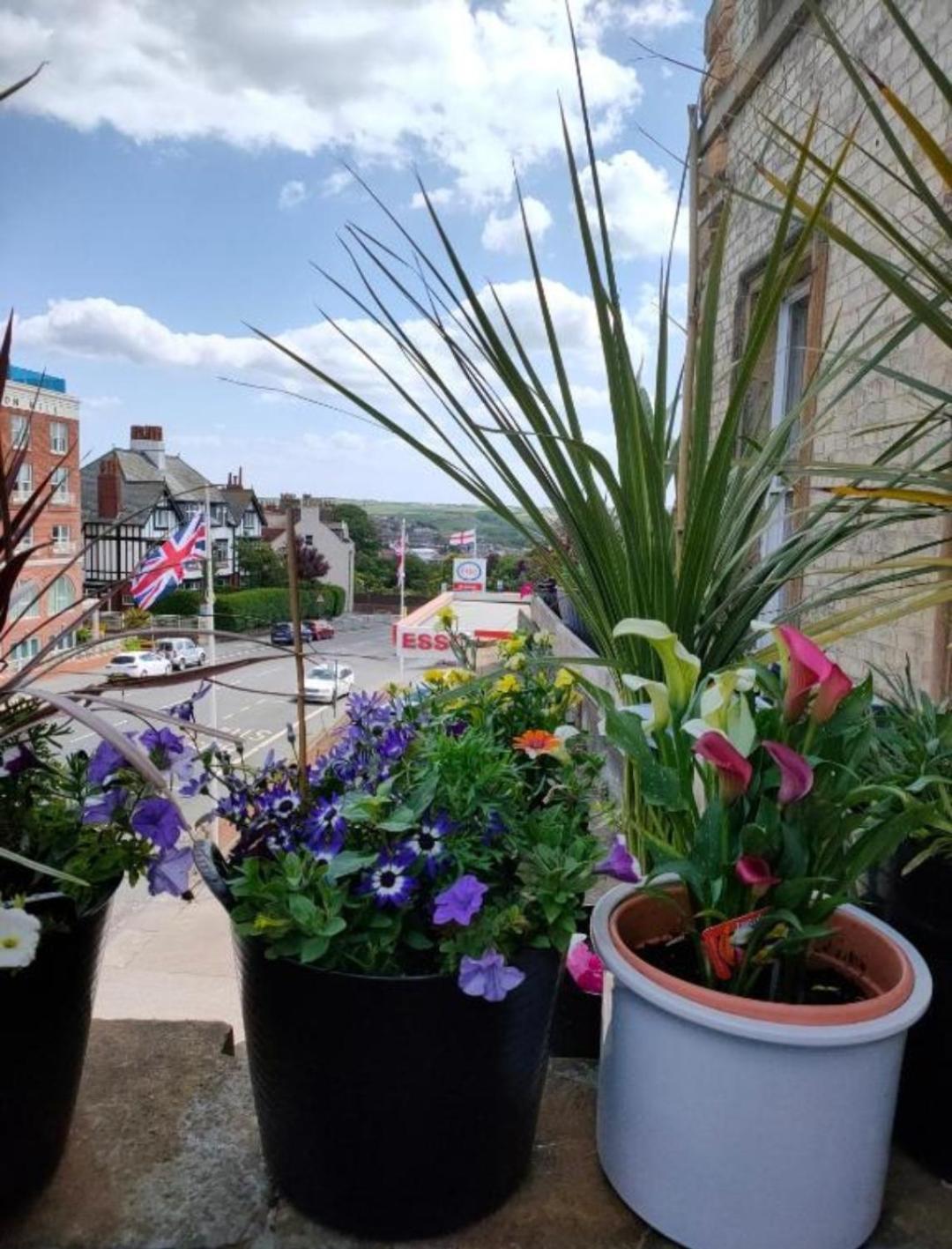 Whitby Central Close To Beach Pier Flowergate Hotel Bagian luar foto